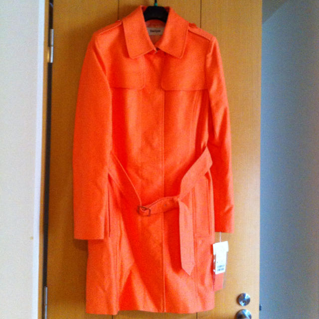 【新品】オレンジトレンチコート レディースのジャケット/アウター(トレンチコート)の商品写真