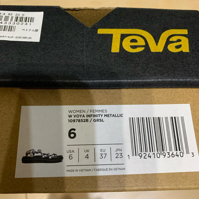 Teva(テバ)のテバ  TEVA ボヤ　インフィニティ  メタリック　シルバー　23 レディースの靴/シューズ(サンダル)の商品写真