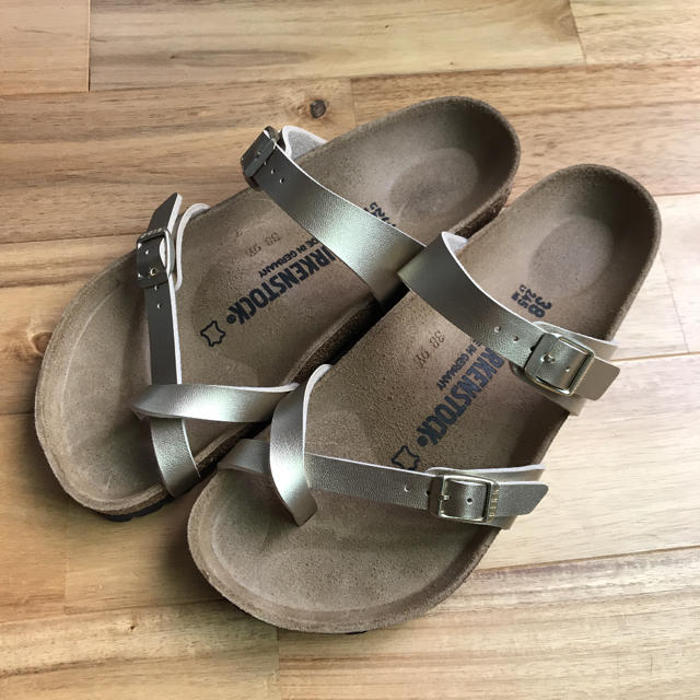 BIRKENSTOCK(ビルケンシュトック)のビルケンシュトック サンダル  マヤリ　ゴールド　24.5㎝ レディースの靴/シューズ(サンダル)の商品写真