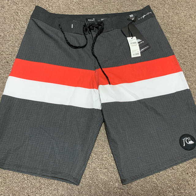 QUIKSILVER(クイックシルバー)の新品クイックシルバー サーフパンツ 水着 ハーフパンツ 30 メンズの水着/浴衣(水着)の商品写真