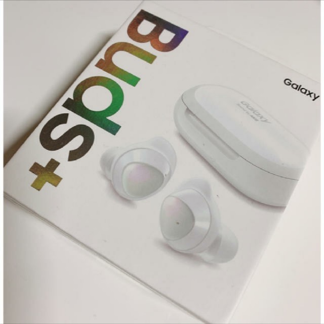 Galaxy(ギャラクシー)のGALAXY buds+ ギャラクシー　バッズプラス ホワイト　白  スマホ/家電/カメラのオーディオ機器(ヘッドフォン/イヤフォン)の商品写真