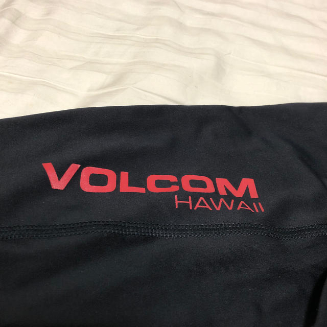 volcom(ボルコム)の【ハワイ購入】VOLCOM ラッシュガード黒　Lサイズ　タイトめ メンズの水着/浴衣(水着)の商品写真