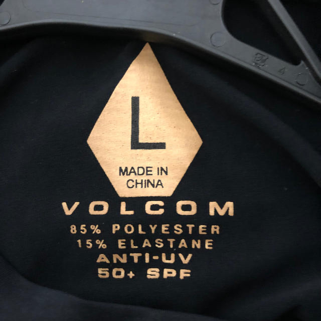 volcom(ボルコム)の【ハワイ購入】VOLCOM ラッシュガード黒　Lサイズ　タイトめ メンズの水着/浴衣(水着)の商品写真