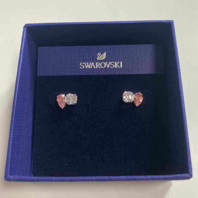 SWAROVSKI(スワロフスキー)の愛の不時着　ユンセリ着用ピアス　スワロフスキー レディースのアクセサリー(ピアス)の商品写真