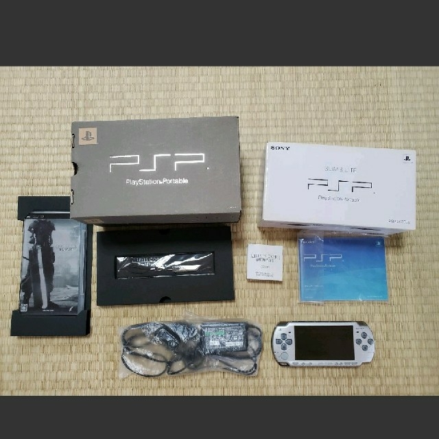 PlayStation Portable(プレイステーションポータブル)のファイナルファンタジー7 クライシスコア　限定品PSP エンタメ/ホビーのゲームソフト/ゲーム機本体(携帯用ゲーム機本体)の商品写真