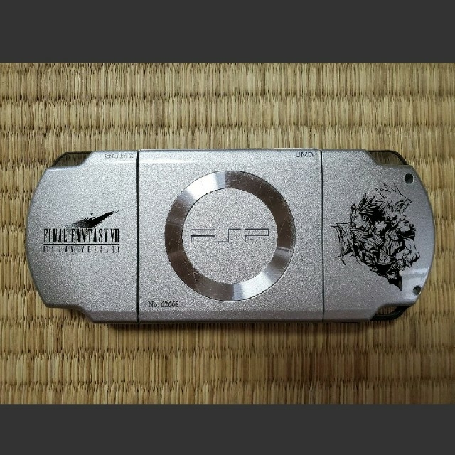 PlayStation Portable(プレイステーションポータブル)のファイナルファンタジー7 クライシスコア　限定品PSP エンタメ/ホビーのゲームソフト/ゲーム機本体(携帯用ゲーム機本体)の商品写真