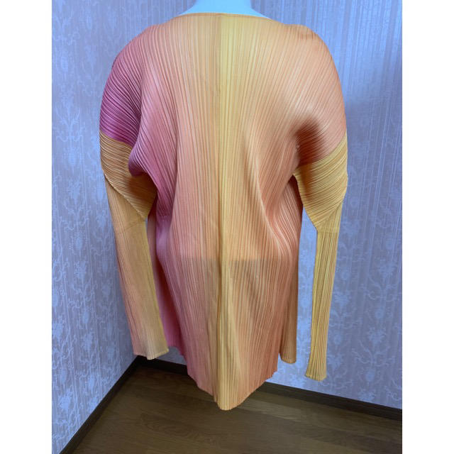 PLEATS PLEASE ISSEY MIYAKE(プリーツプリーズイッセイミヤケ)の1200円お値下げ  レア  プリーツプリーズ  グラデーション カーディガン レディースのトップス(カーディガン)の商品写真