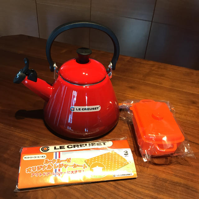 LE CREUSET(ルクルーゼ)のルクルーゼ ケトル 1.6L 赤 フードボックス&レジャーシート インテリア/住まい/日用品のキッチン/食器(調理道具/製菓道具)の商品写真