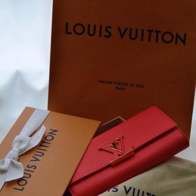 LOUIS VUITTON(ルイヴィトン)の★ルイヴィトン★M69068★ポルトフォイユ・カプシーヌ★コーラルタヒチ★限定 レディースのファッション小物(財布)の商品写真