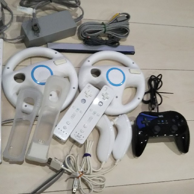 Wii(ウィー)の専用）wii入門セット、ソフト、付属品セット エンタメ/ホビーのゲームソフト/ゲーム機本体(家庭用ゲーム機本体)の商品写真