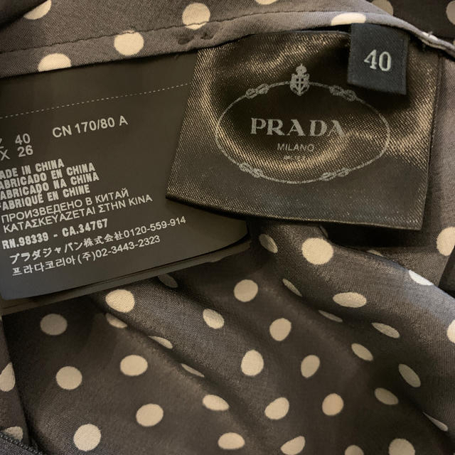 PRADA(プラダ)のPRADA グレー　シルク　水玉ワンピース　未使用　購入時のさらに半額 レディースのワンピース(ひざ丈ワンピース)の商品写真