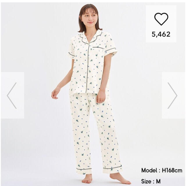 UNIQLO(ユニクロ)の★新品 タグ付き GU ジーユー 美シルエット ブルーベリー柄 サテンパジャマ レディースのルームウェア/パジャマ(パジャマ)の商品写真