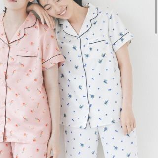 ユニクロ(UNIQLO)の★新品 タグ付き GU ジーユー 美シルエット ブルーベリー柄 サテンパジャマ(パジャマ)