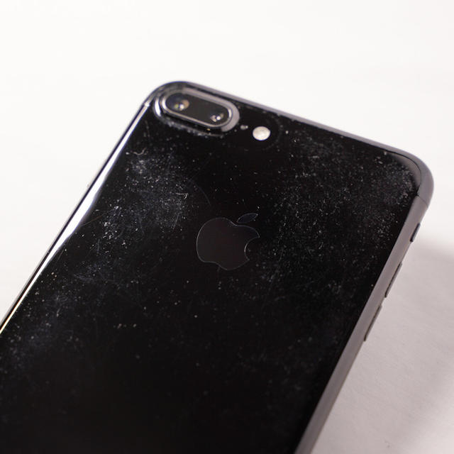 Apple(アップル)のすますまさん【特価】iPhone7 plusジェットブラック 128GB 本体 スマホ/家電/カメラのスマートフォン/携帯電話(スマートフォン本体)の商品写真