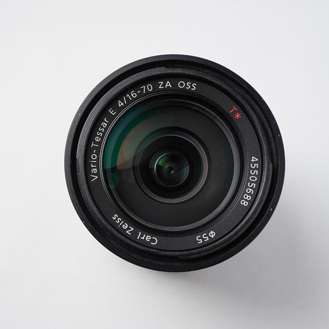 SONY(ソニー)の【 SONY】E 16-70mm F4 ZA OSS SEL1670Z スマホ/家電/カメラのカメラ(レンズ(ズーム))の商品写真