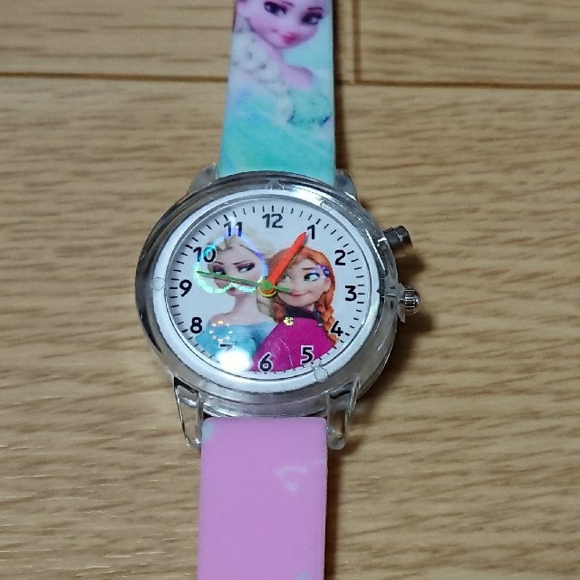 新品 アナと雪の女王 光る 腕時計 キッズ/ベビー/マタニティのこども用ファッション小物(腕時計)の商品写真