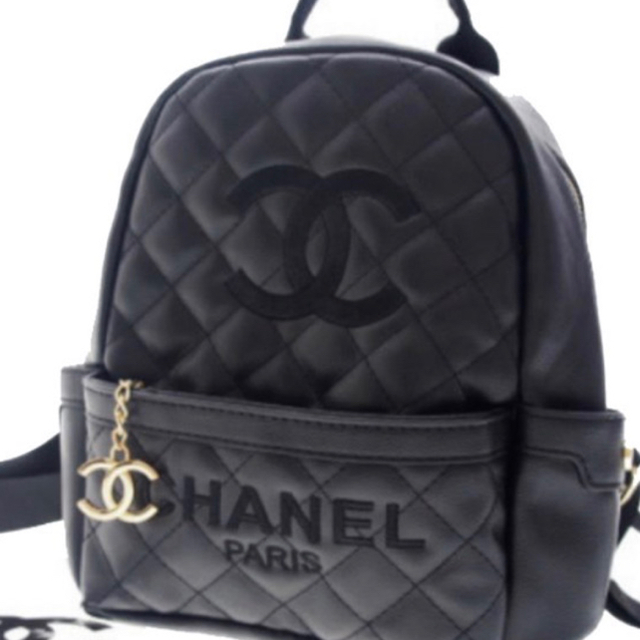 CHANEL(シャネル)のももちゃん様専用　箱付き CHANEL チャーム付き リュック ノベルティ レディースのバッグ(リュック/バックパック)の商品写真