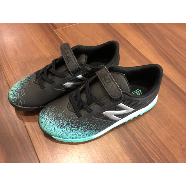 New Balance(ニューバランス)の24pon様専用☆ニューバランス　トレーニングシューズ 18.5cm スポーツ/アウトドアのサッカー/フットサル(シューズ)の商品写真