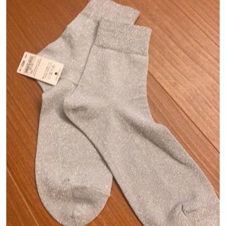 クツシタヤ(靴下屋)の新品未使用タグ付き　tabioラメソックス(ソックス)