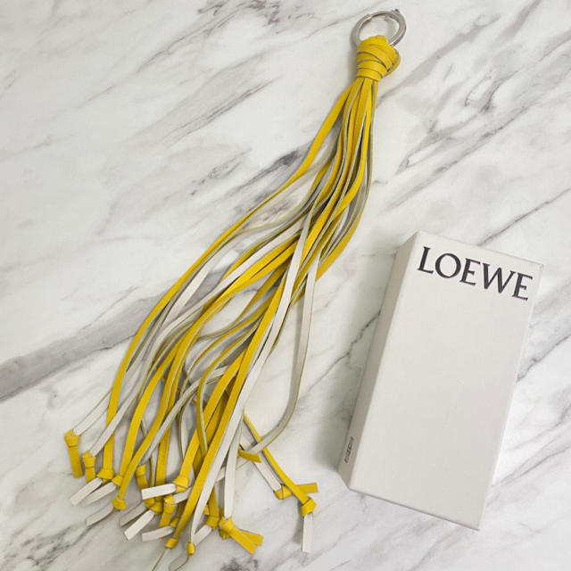 LOEWE(ロエベ)のラスト１【新品】LOEWE 超特大 レザー タッセル/バッグチャーム マスタード レディースのファッション小物(キーホルダー)の商品写真