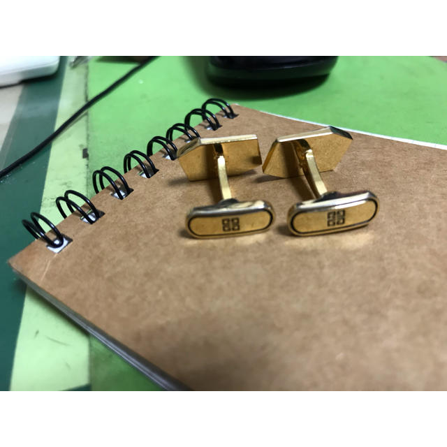 GIVENCHY(ジバンシィ)の最終価格　ジバンシー　カフリンクス　カフスボタン　ゴールド × シルバー メンズのファッション小物(カフリンクス)の商品写真
