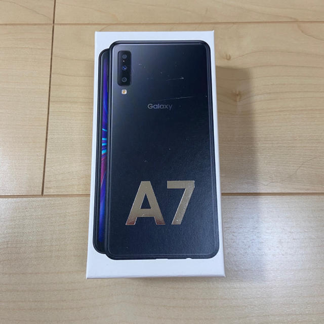 Galaxy(ギャラクシー)のGalaxy A7 ブラック 64 GB SIM フリー　おまけつき　新品未開封 スマホ/家電/カメラのスマートフォン/携帯電話(スマートフォン本体)の商品写真