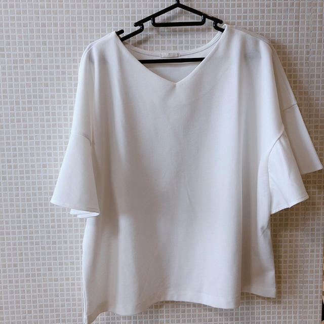 GU(ジーユー)のTシャツ　GU 袖フリルTシャツ　白　ビッグシルエットTシャツ レディースのトップス(Tシャツ(半袖/袖なし))の商品写真