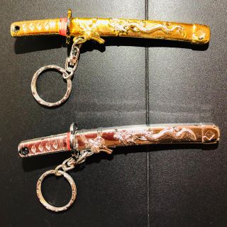 刀剣乱舞など刀好きの人へ　金と銀の刀キーホルダー(キーホルダー)