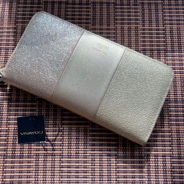 VIVAYOU(ビバユー)の中古品　VIVAYOU ゴールド長財布 レディースのファッション小物(財布)の商品写真