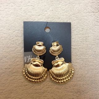 エイチアンドエム(H&M)のH&M シェルピアス 新品(ピアス)