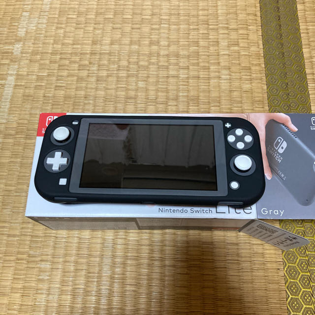 任天堂スイッチライト　専用の為購入不可願います。