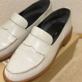 アパルトモンドゥーズィエムクラス(L'Appartement DEUXIEME CLASSE)の定価38000円　ph7+ローファー白(ローファー/革靴)