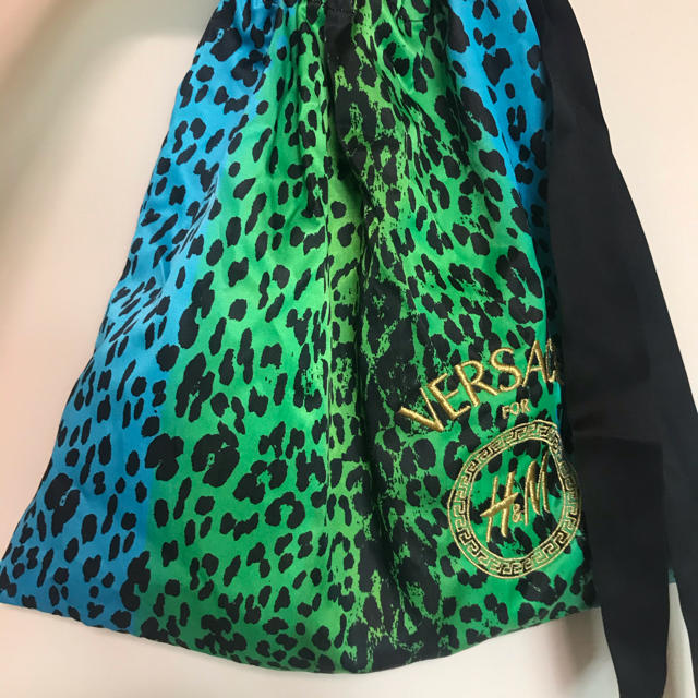 VERSACE(ヴェルサーチ)のヴェルサーチェ　H&M コラボ　ハート柄バッグ　新品 レディースのバッグ(ハンドバッグ)の商品写真