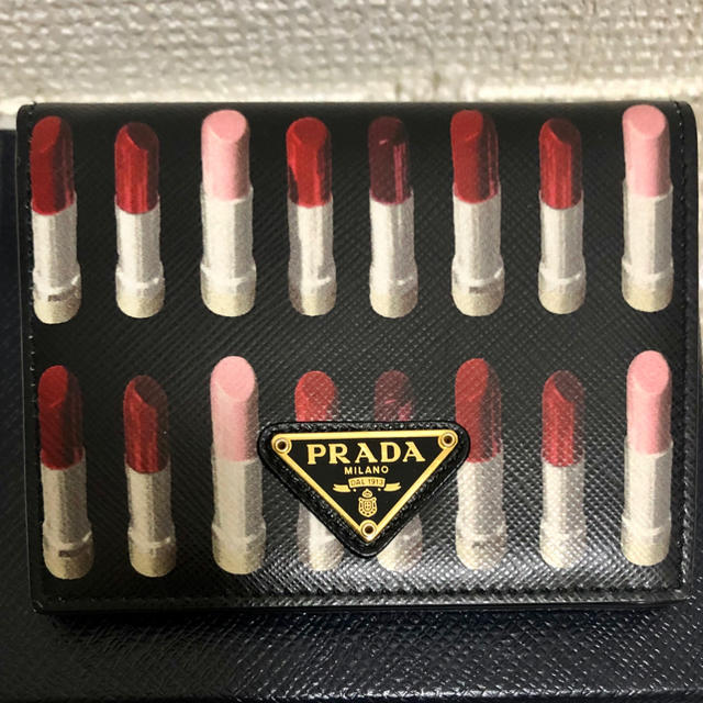 【即日発送可能】PRADA 財布 リップ柄 サフィアーノ【ほぼ未使用】