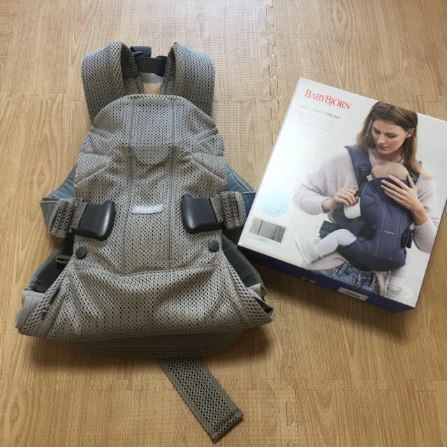 BABYBJORN(ベビービョルン)の【美品】ベビービョルン one kai air 抱っこ紐 グレージュ キッズ/ベビー/マタニティの外出/移動用品(抱っこひも/おんぶひも)の商品写真