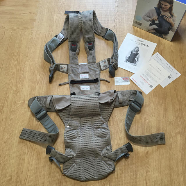 BABYBJORN(ベビービョルン)の【美品】ベビービョルン one kai air 抱っこ紐 グレージュ キッズ/ベビー/マタニティの外出/移動用品(抱っこひも/おんぶひも)の商品写真