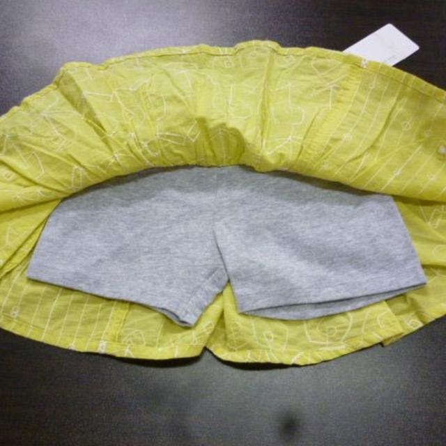KP(ニットプランナー)のKP　スカッツ　100ｃｍ　灰色　緑黄色　薄手　未使用品 キッズ/ベビー/マタニティのキッズ服女の子用(90cm~)(スカート)の商品写真