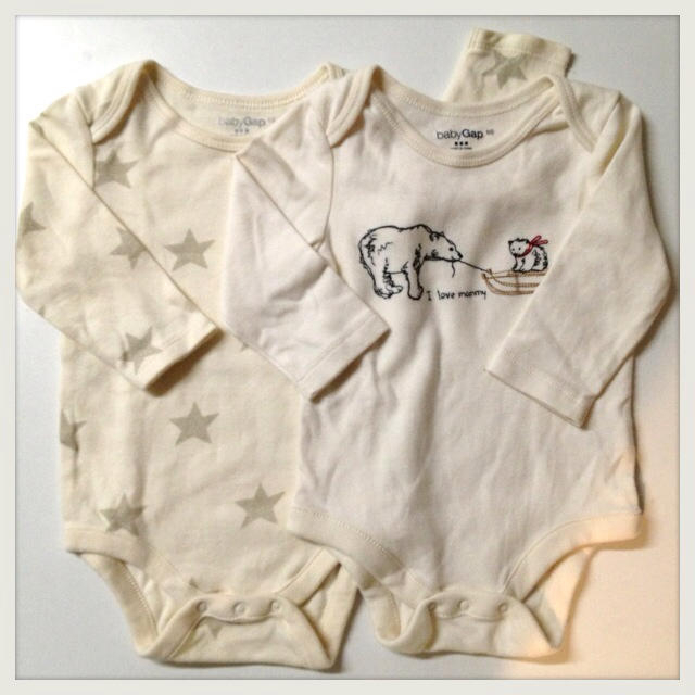 GAP(ギャップ)のGAP・長袖ボディスーツ２枚組60☆新品 キッズ/ベビー/マタニティのベビー服(~85cm)(ロンパース)の商品写真