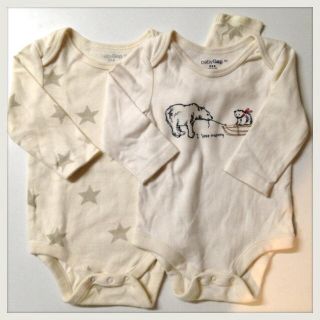 ギャップ(GAP)のGAP・長袖ボディスーツ２枚組60☆新品(ロンパース)