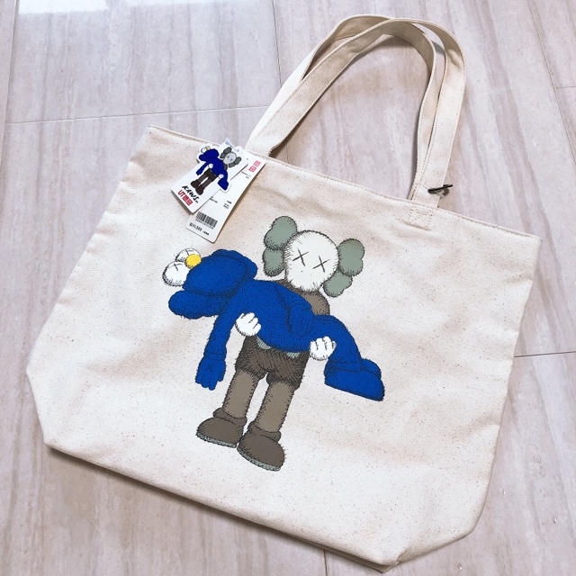 UNIQLO(ユニクロ)の新品・未使用　ユニクロ　UNIQLO カウズ　KAWS コラボ　トートバッグ メンズのバッグ(トートバッグ)の商品写真