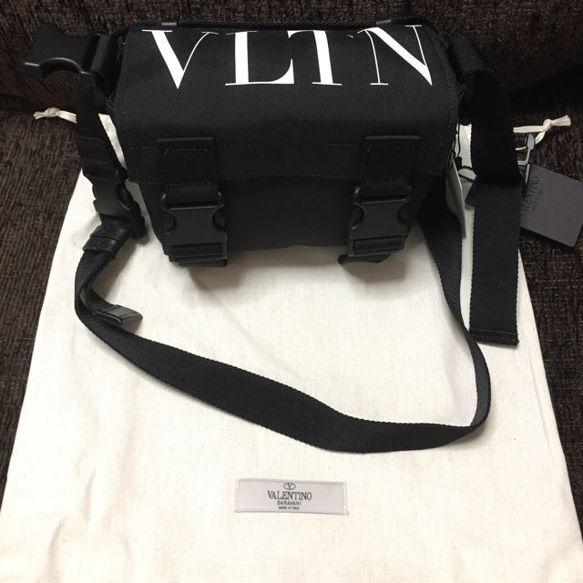 新品未使用　VLTN VALENTINO ロゴ　ベルトバッグ　ショルダーバッグメンズ