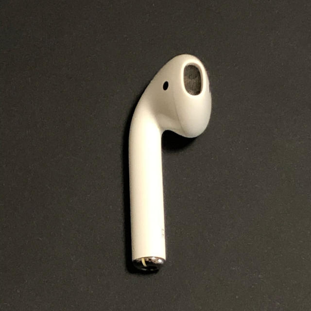 Apple(アップル)の【正規品・動作確認済】Apple AirPods 右耳のみ スマホ/家電/カメラのオーディオ機器(ヘッドフォン/イヤフォン)の商品写真