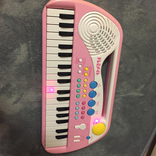 ドレミメイト   おもちゃのピアノ  楽器 キッズ/ベビー/マタニティのおもちゃ(楽器のおもちゃ)の商品写真