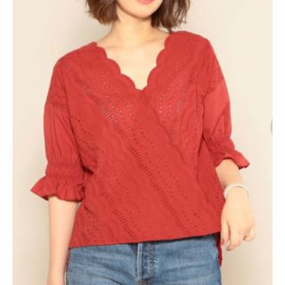 コットンレース刺繍Ｖネックブラウス　RED(Tシャツ/カットソー(半袖/袖なし))