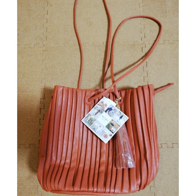 しまむら(シマムラ)のしまむら　中茶表記　上品なレッド　プリーツバッグ　巾着　新品タグ付　送料無料 レディースのバッグ(ショルダーバッグ)の商品写真