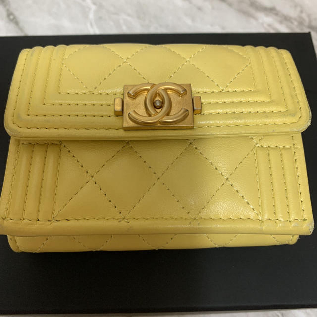 CHANEL(シャネル)のCHANEL ボーイシャネル 三つ折り　財布 イエロー ラムスキン レディースのファッション小物(財布)の商品写真