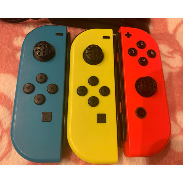 Nintendo Switch(ニンテンドースイッチ)の任天堂　コントローラー エンタメ/ホビーのゲームソフト/ゲーム機本体(家庭用ゲーム機本体)の商品写真