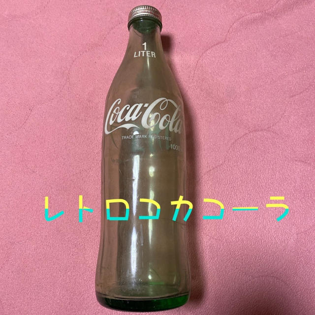 昭和レトロなコカコーラ瓶と最新のコカコーラ缶京都編