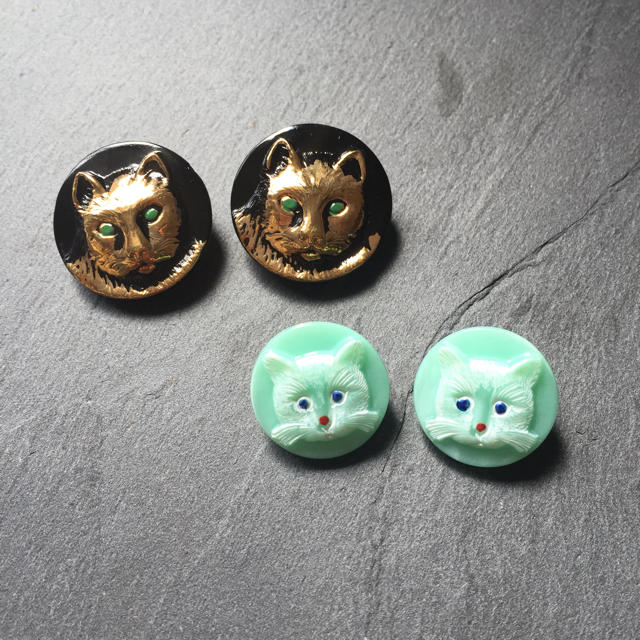 Vivienne Westwood - チェコボタン ミント 猫 カボション イヤリングの