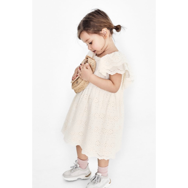 ZARA KIDS(ザラキッズ)の【ももちゃん様】ZARA ザラ キッズ ベビー  レース刺繍 ワンピース 74 キッズ/ベビー/マタニティのベビー服(~85cm)(ワンピース)の商品写真